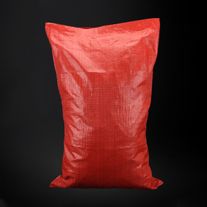 紅色編織袋也叫蛇皮袋，深圳廠家有紅色編織袋賣，紅色編織袋普遍用于飼料裝貨出貨用的多，西瓜子出貨也用紅色編織袋